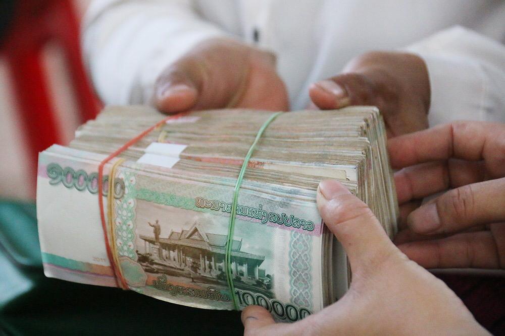 Thủ tục đổi tiền Kíp Lào tại ngân hàng